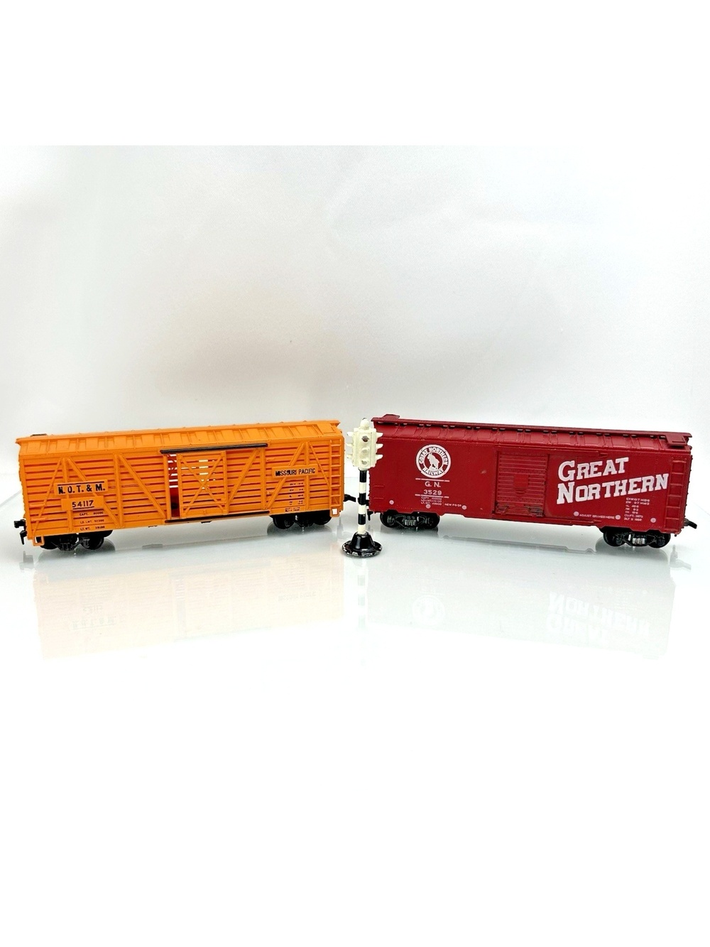 HO Train Lot Mantua 54117 Boxcar + Hotco Great Northern + Dinky Traffic Light
